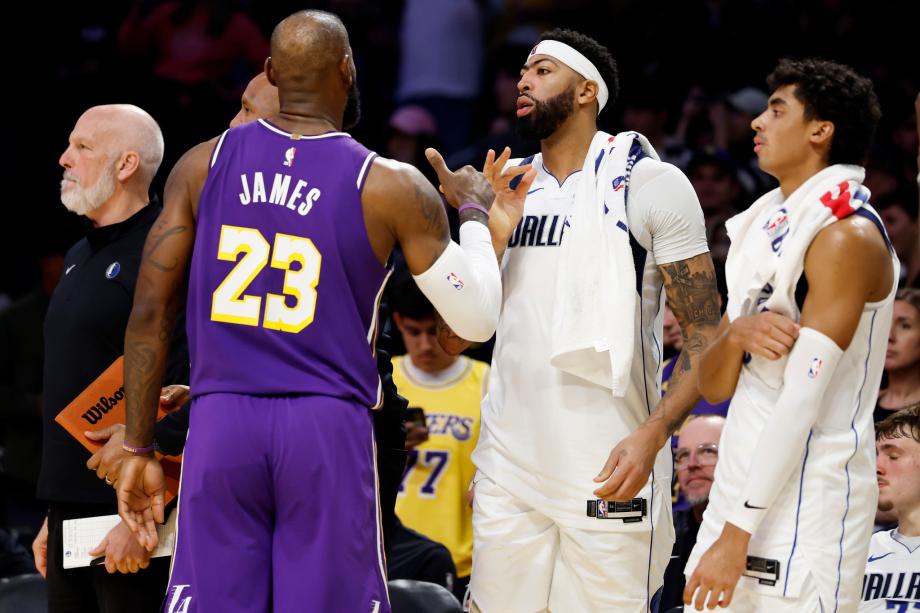 里夫斯38+8东契奇35+11 湖人击败独行侠全胜晋级