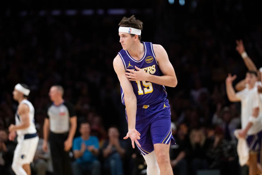 里夫斯38+8东契奇35+11 湖人击败独行侠全胜晋级