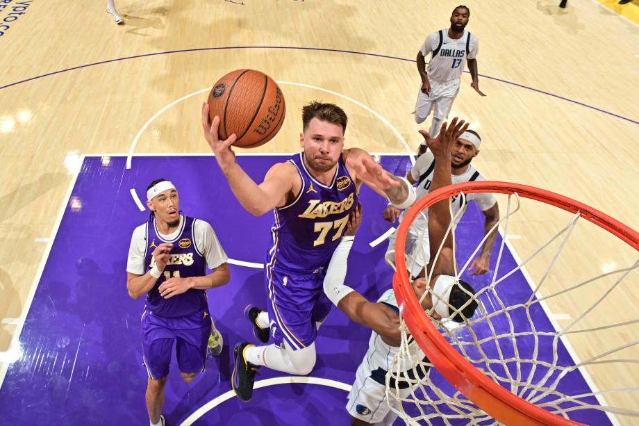 里夫斯38+8东契奇35+11 湖人击败独行侠全胜晋级