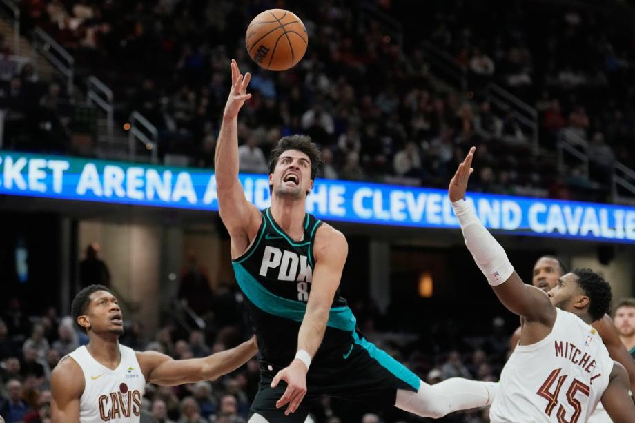 杨瀚森2分1板1助1帽 开拓者胜骑士终结3连败