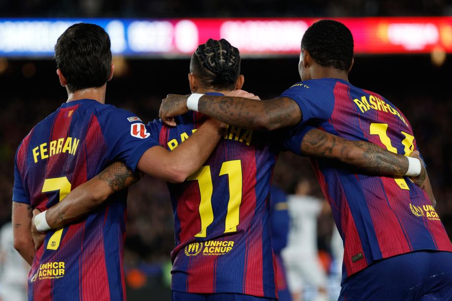 拉菲尼亚梅开二度 巴萨主场2-0完胜奥萨苏纳