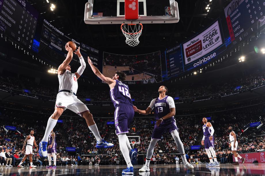 NBA：莱昂纳德哈登合砍54分 快船41分大胜国王