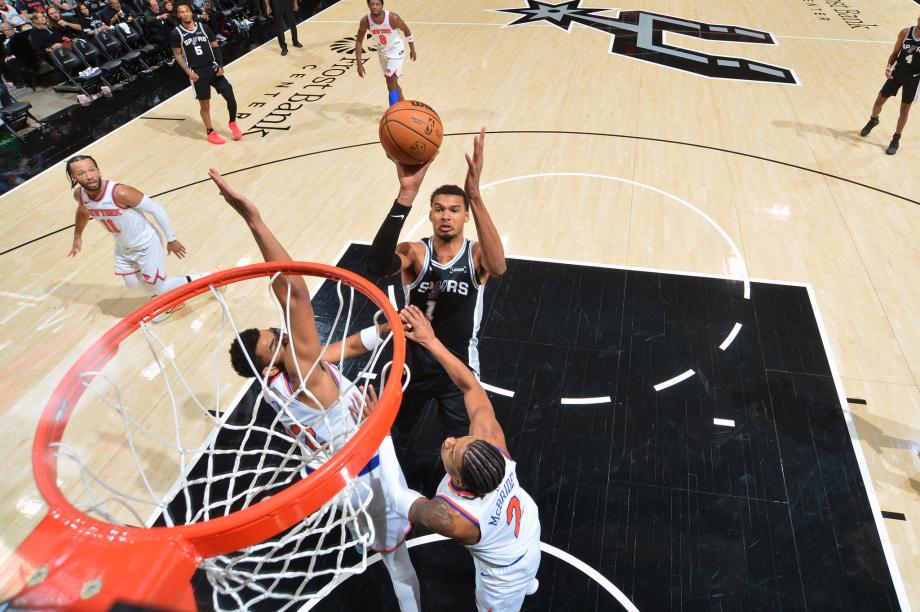 文班亚马31+13尚帕尼11记三分 马刺险胜尼克斯