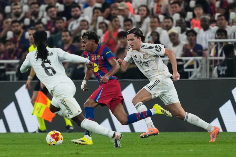 西超杯-拉菲尼亚双响维尼修斯一条龙 巴萨卫冕