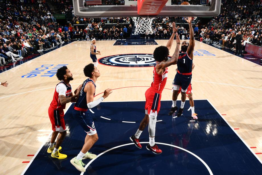 莱昂纳德7记三分33分哈登22+5+8 快船轻取奇才