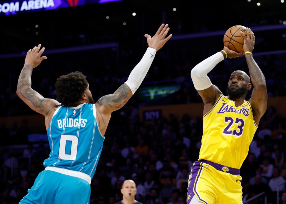 詹姆斯29+9东契奇39分 鲍尔30+11湖人惨败黄蜂