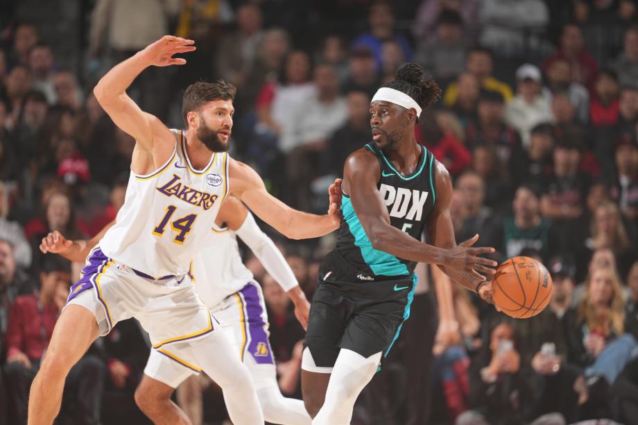 杨瀚森3分半1失误詹姆斯20+9+8 开拓者轻取湖人