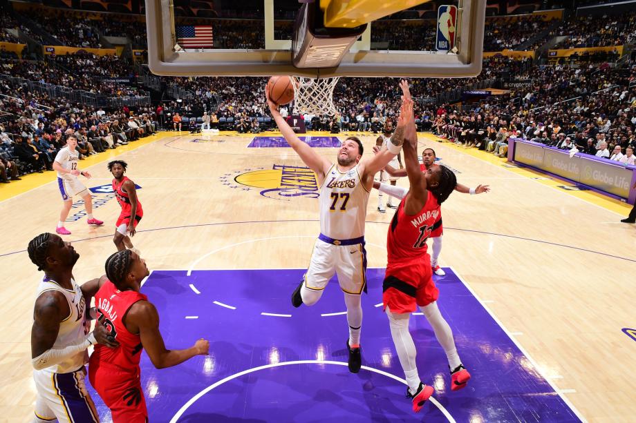 詹姆斯得分突破51000分成NBA第一人 湖人胜猛龙