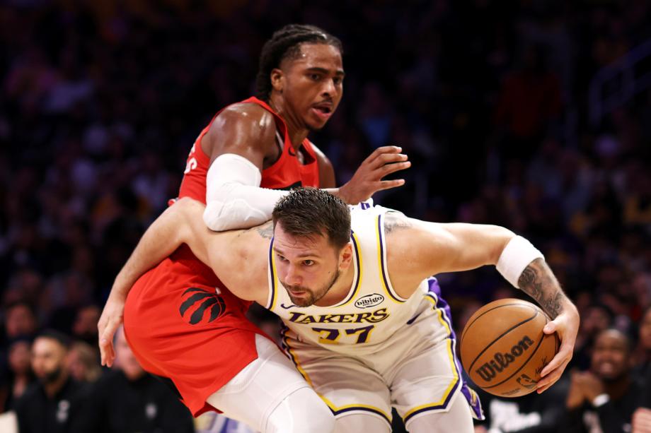 詹姆斯得分突破51000分成NBA第一人 湖人胜猛龙