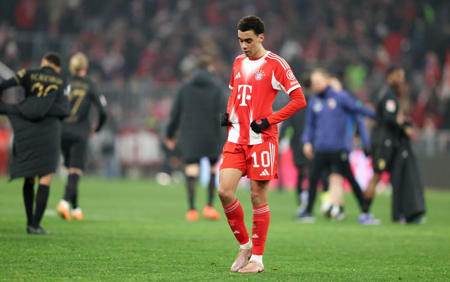 德甲-乌尔比希送礼 拜仁1-2奥格斯堡遭遇赛季首败