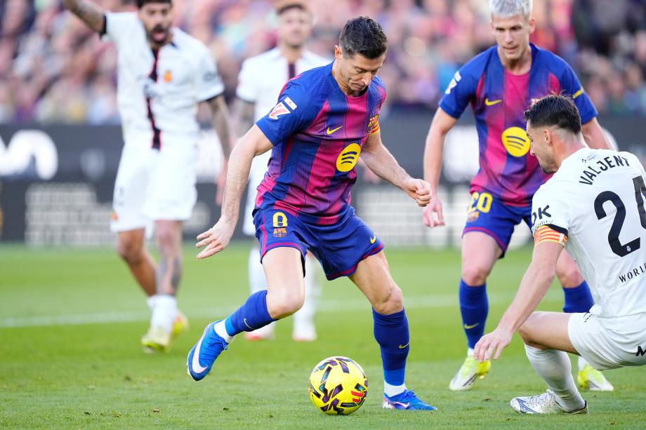 西甲-莱万破门亚马尔世界波 巴萨完胜马略卡