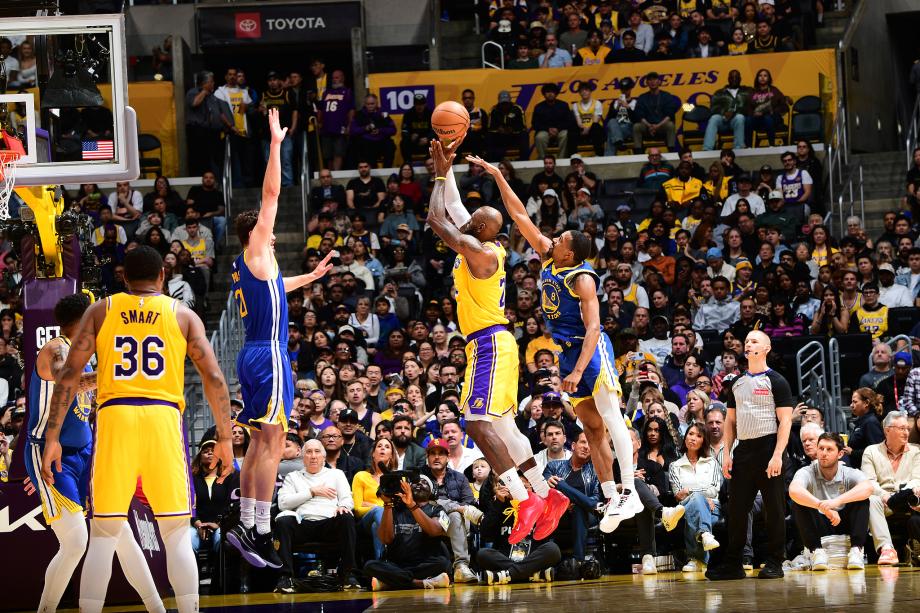 詹姆斯20+7+10里夫斯16分 湖人力克勇士三连胜