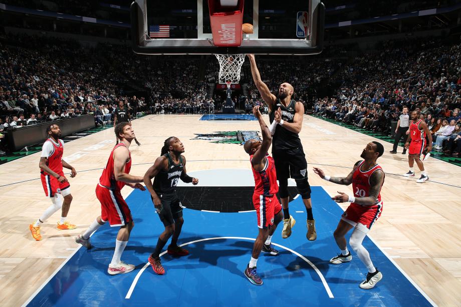 莱昂纳德41+8爱德华兹23分 快船客场大胜森林狼