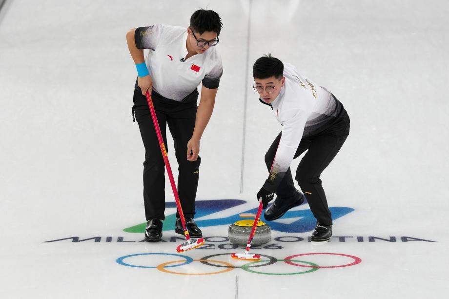 [图]冬奥会冰壶男人轮回赛：中国队8-5驯顺好意思国队体育集锦