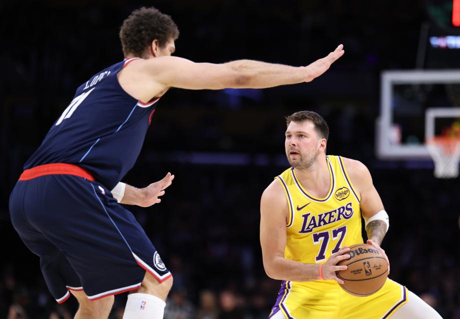 东契奇38+11莱昂纳德31分伤退 湖人险胜快船