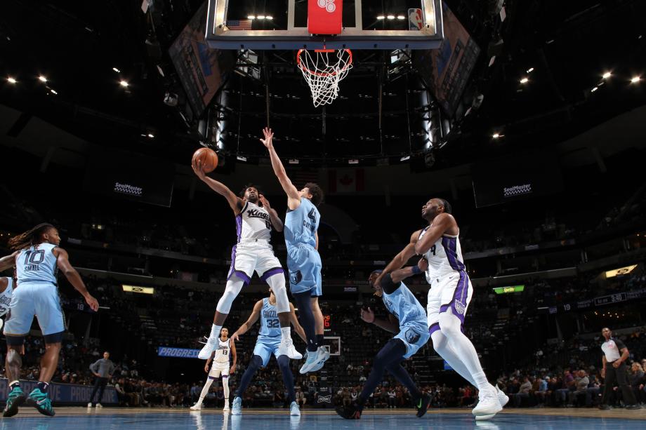 威斯布鲁克25分斯莫尔21分 国王险胜灰熊