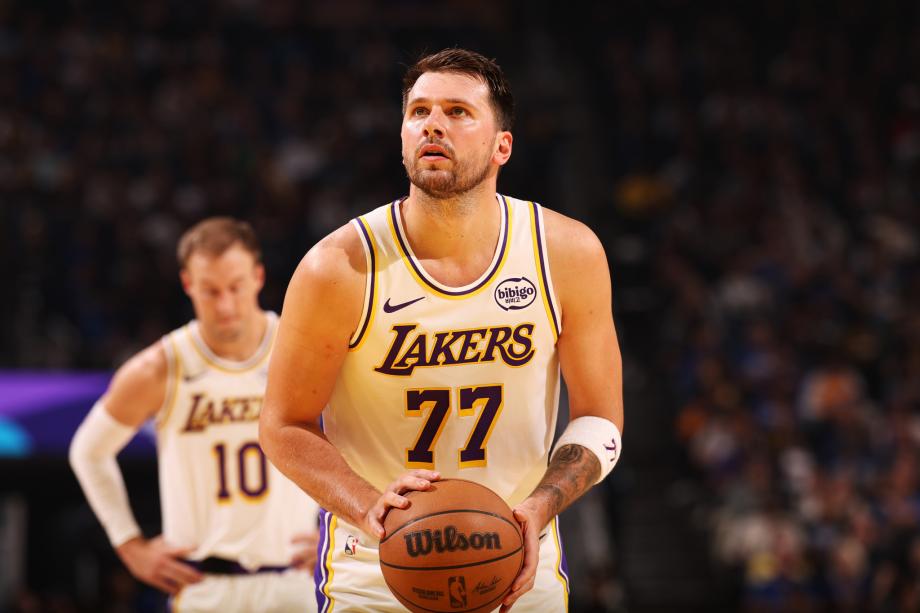 湖人28分大胜勇士结束3连败 詹姆斯22+7