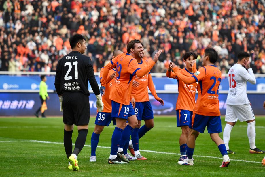 主场三球完胜辽宁铁人 山东泰山收获开门红