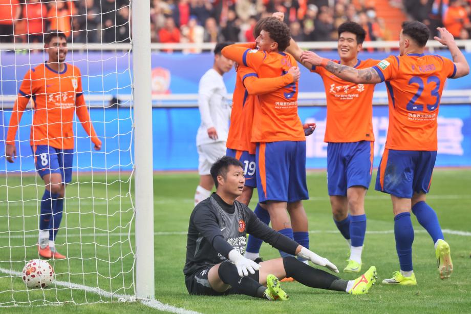 主场三球完胜辽宁铁人 山东泰山收获开门红