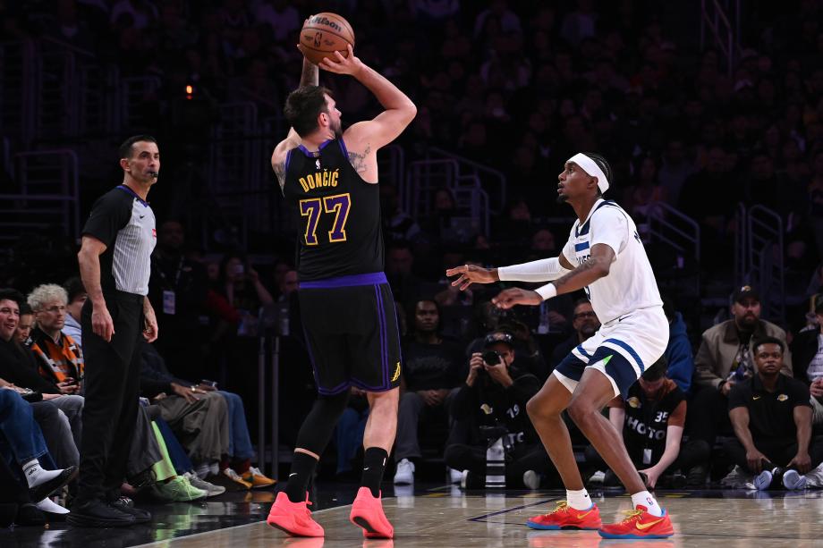 东契奇31+11+11里夫斯31分 湖人轻取森林狼三连胜