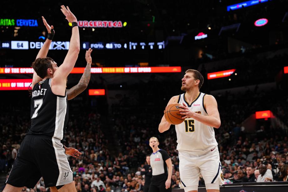 约基奇31+20+12穆雷39分 掘金客场20分逆转马刺