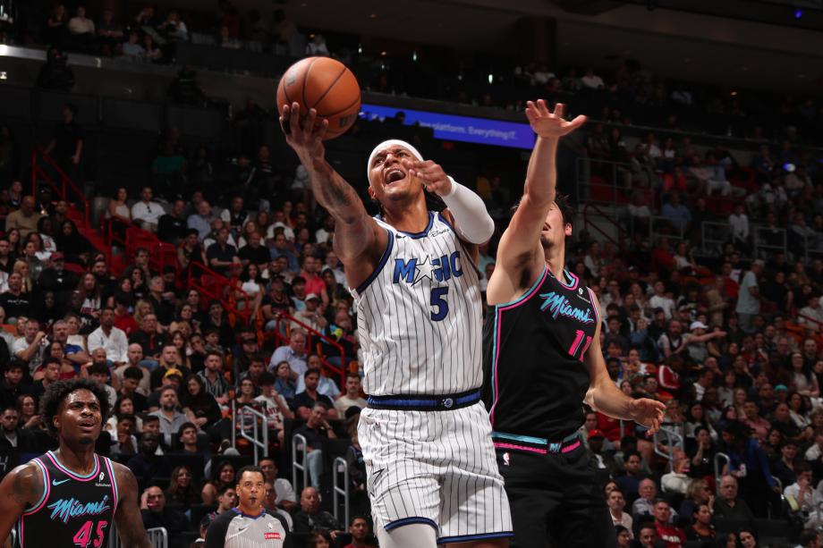 [图]班凯罗27+8阿德巴约20+7 魔术险胜热火7连胜体育录像/图片