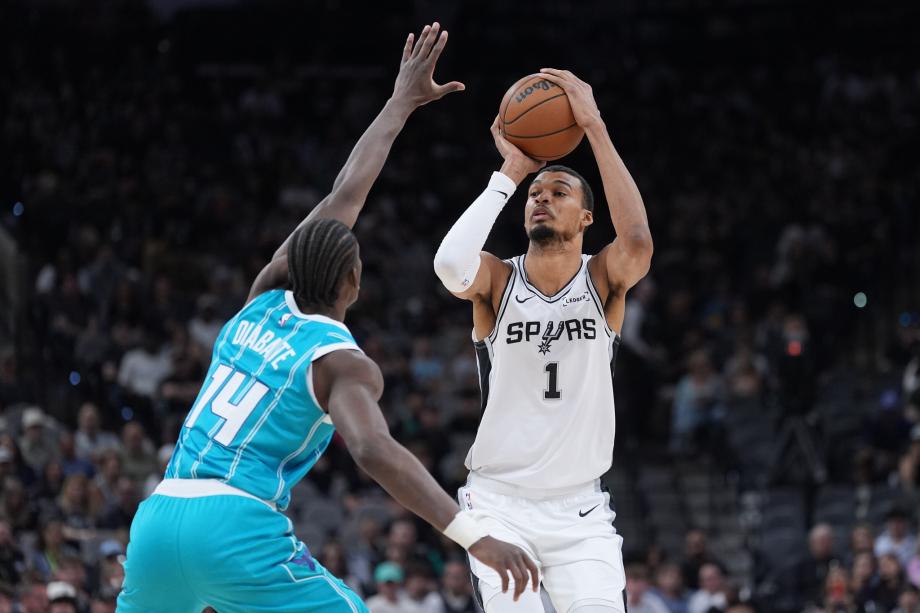 文班亚马32+12+8近5战数据比肩姚明 马刺轻取黄蜂