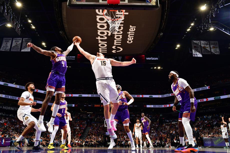 约基奇23+17+17布克22+8错失绝杀 掘金险胜太阳