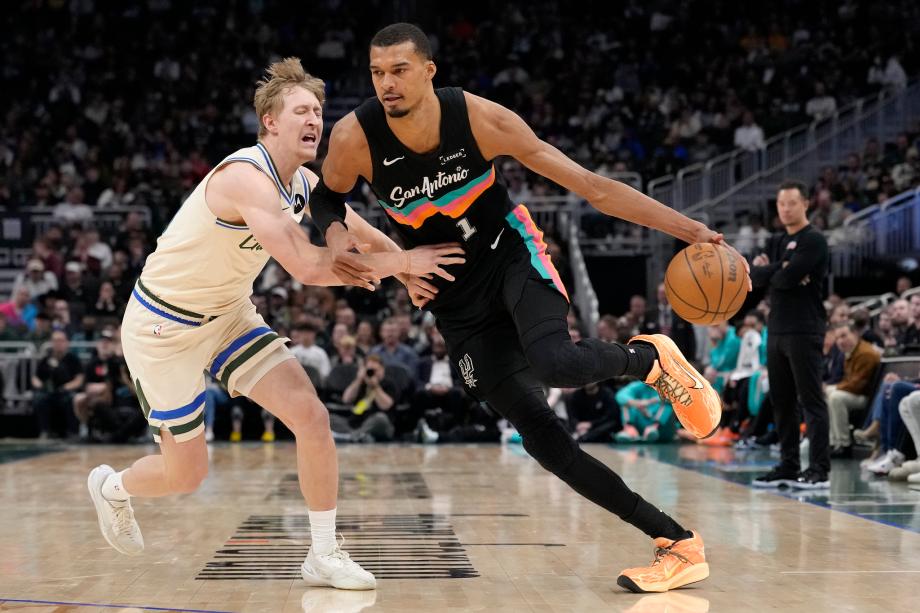 文班亚马23+15 马刺七人上双客场32分大胜雄鹿