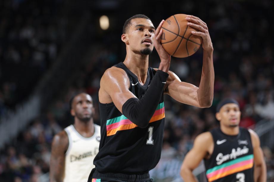 文班亚马23+15 马刺七人上双客场32分大胜雄鹿