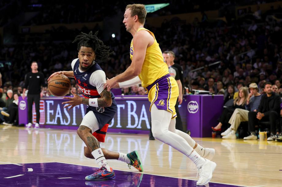 詹姆斯21+10+12三双 湖人六人得分上双轻取奇才