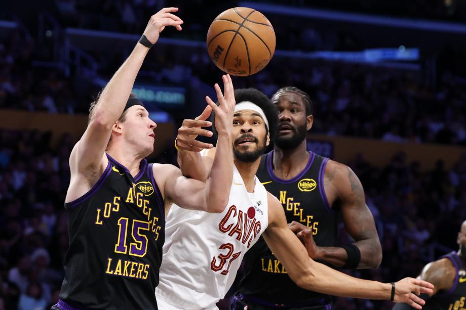 东契奇42+12哈登17分 湖人击败骑士4连胜