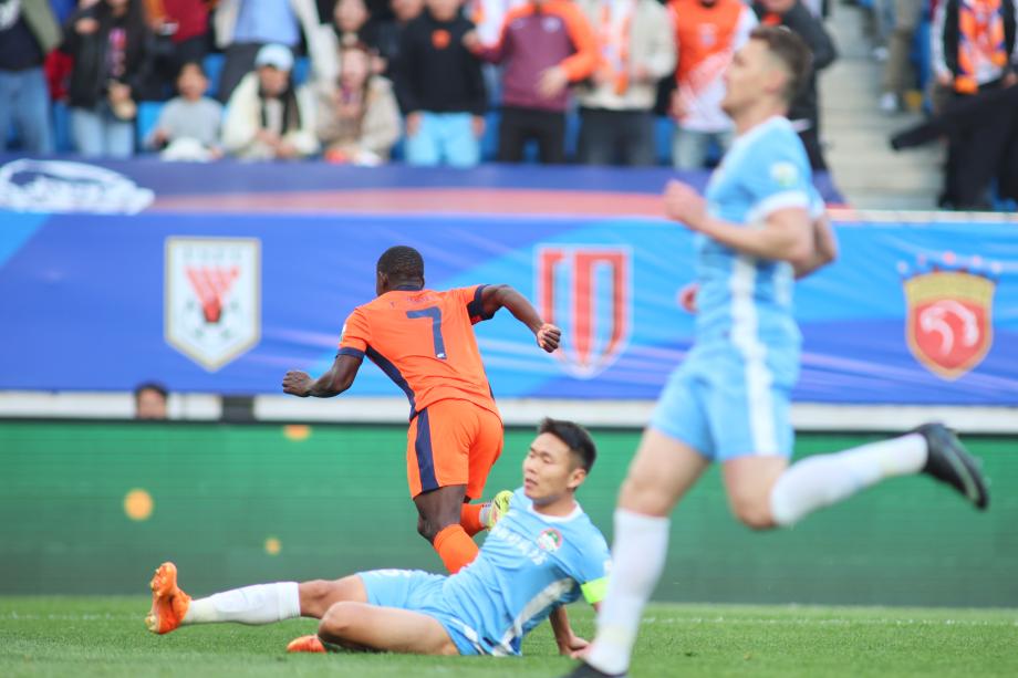 叶博亚破门牟鹏飞多次救险 青岛海牛胜河南队