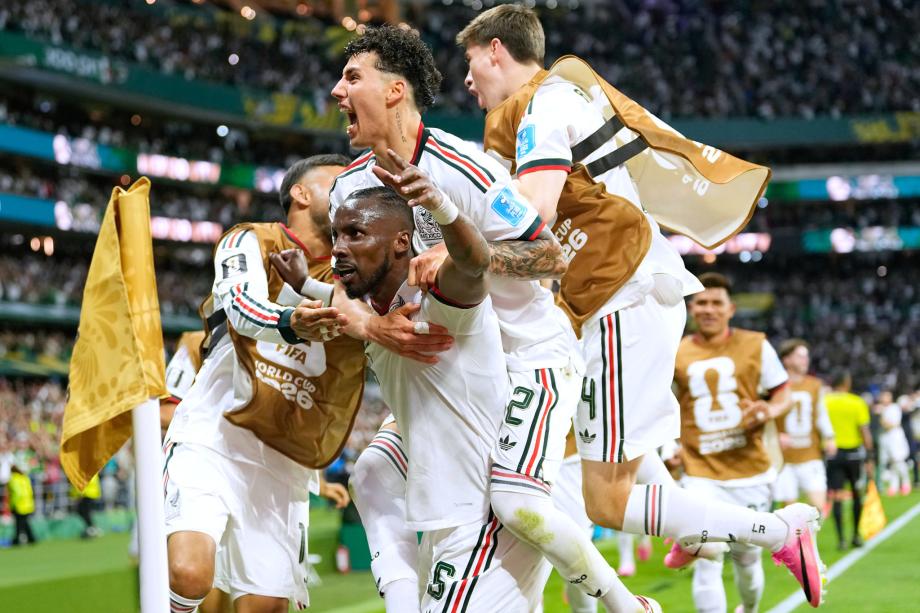 [图]世界杯：墨西哥3-0胜捷克 三战全胜头名出线股票配资平台代理
