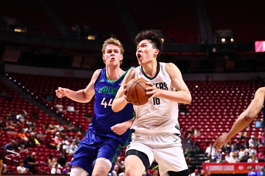 [图]NBA夏季联赛：杨瀚森18+10+5 开拓者狂胜森林狼