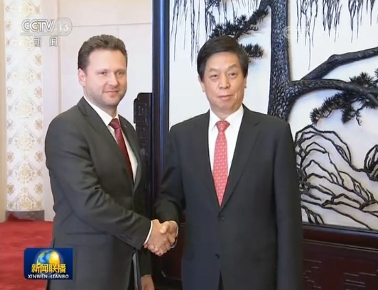 栗战书会见捷克众议院主席