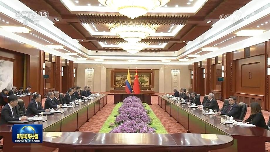 赵乐际会见哥伦比亚总统