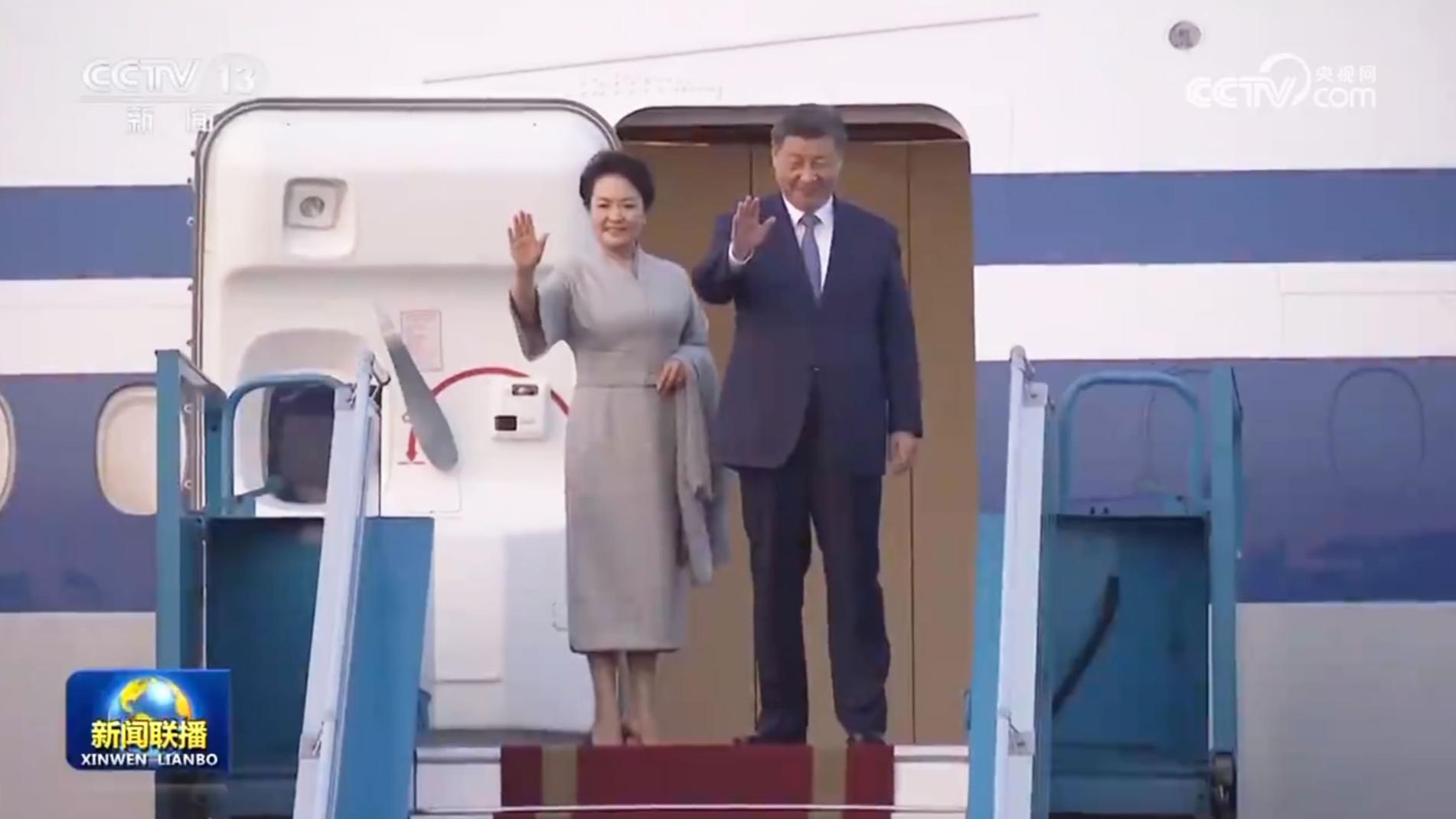 习近平结束对越南国事访问回到国内