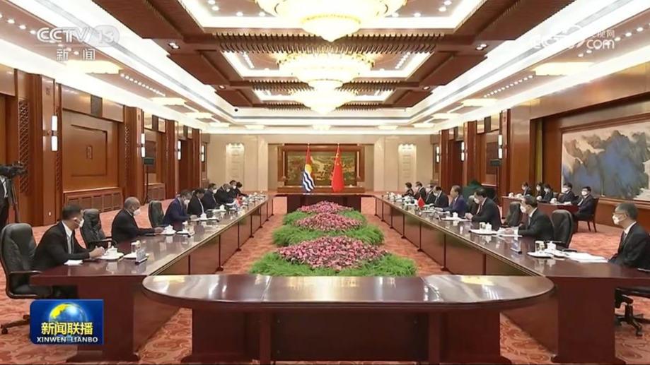 赵乐际同基里巴斯议长举行会谈