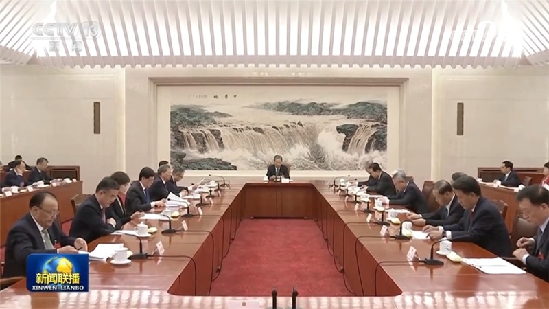 十四届全国人大二次会议主席团常务主席第三次会议举行