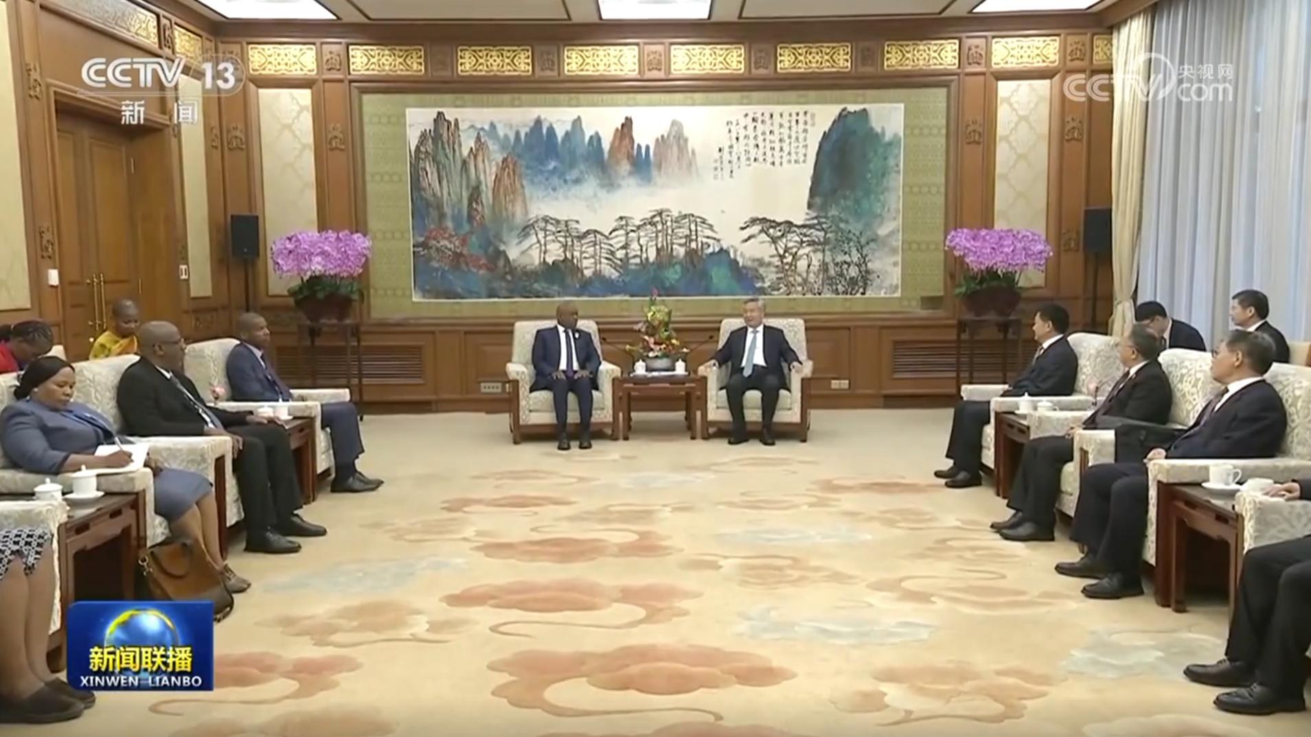 李希会见博茨瓦纳总统