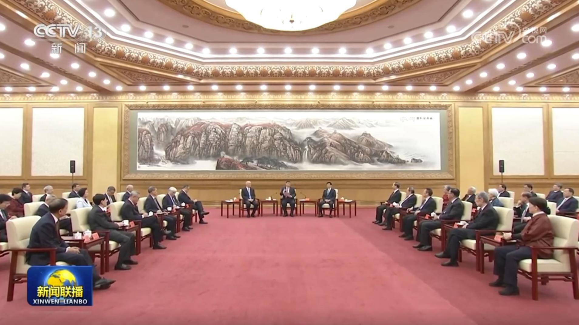 习近平同党外人士共迎新春 代表中共中央 向各民主党派 工商联和无党派人士 向统一战线广大成员 致以诚挚问候和新春祝福