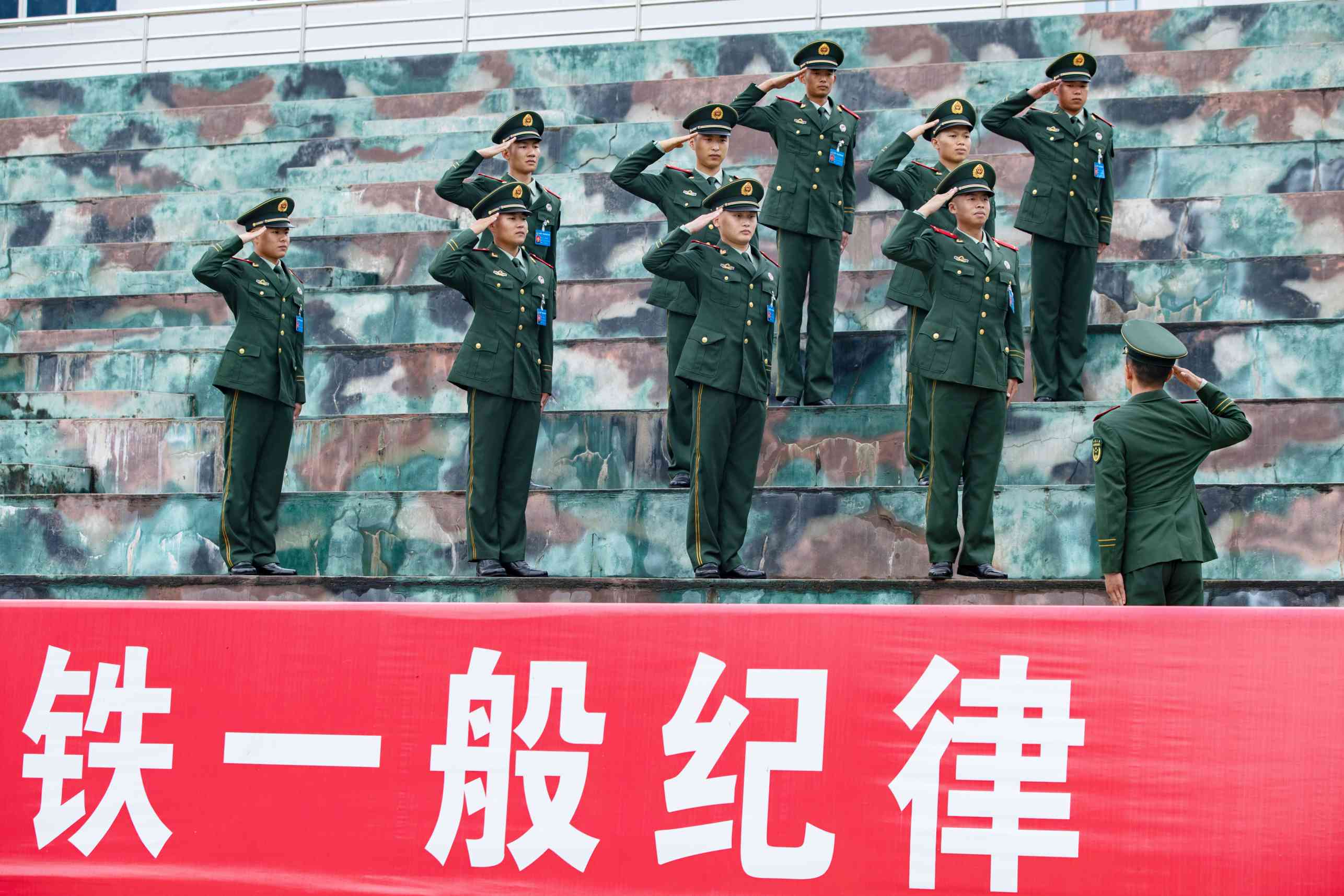 广西军旅高光时刻两千余名武警新兵授衔