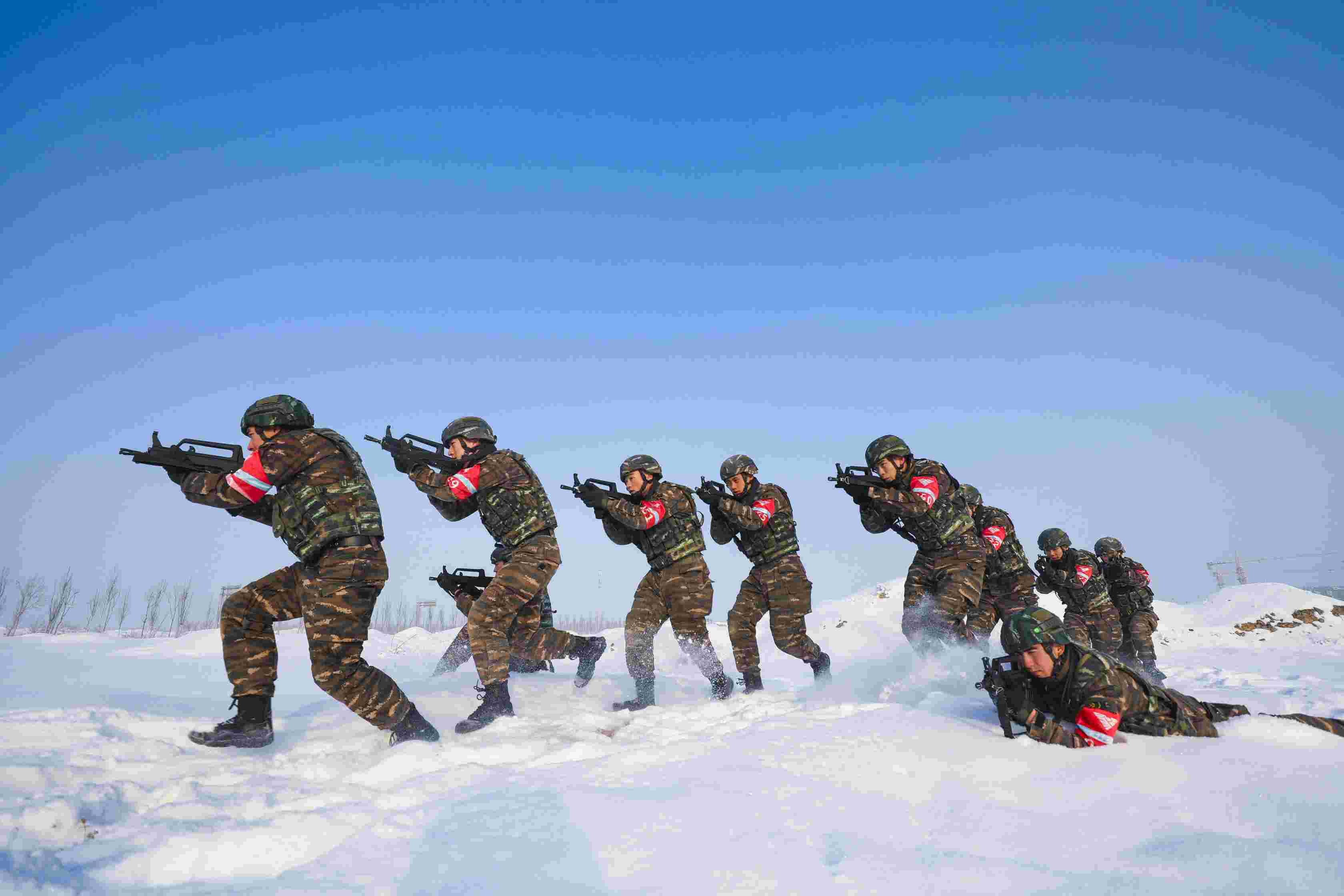 连日来,新疆普降大雪,天山南北银装素裹,乌鲁木齐-20℃大降温,开启