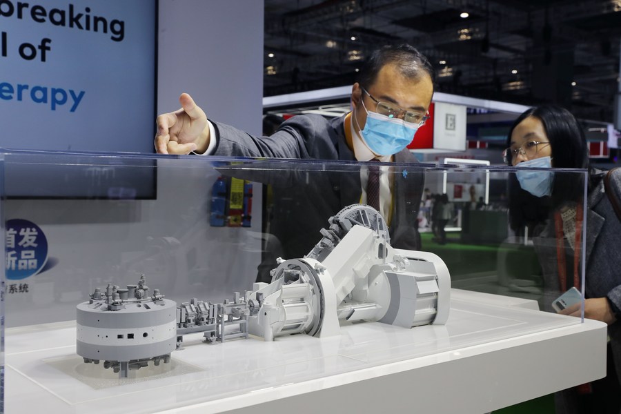 Varian Medical Systems, líder estadounidense en radioterapia, exhibe su sistema de terapia de protones durante la 3.ª Exposición Internacional de Importaciones de China (CIIE) en Shanghái, este de China, el 5 de noviembre de 2020. (Fuente: Xinhua/Liu Ying)