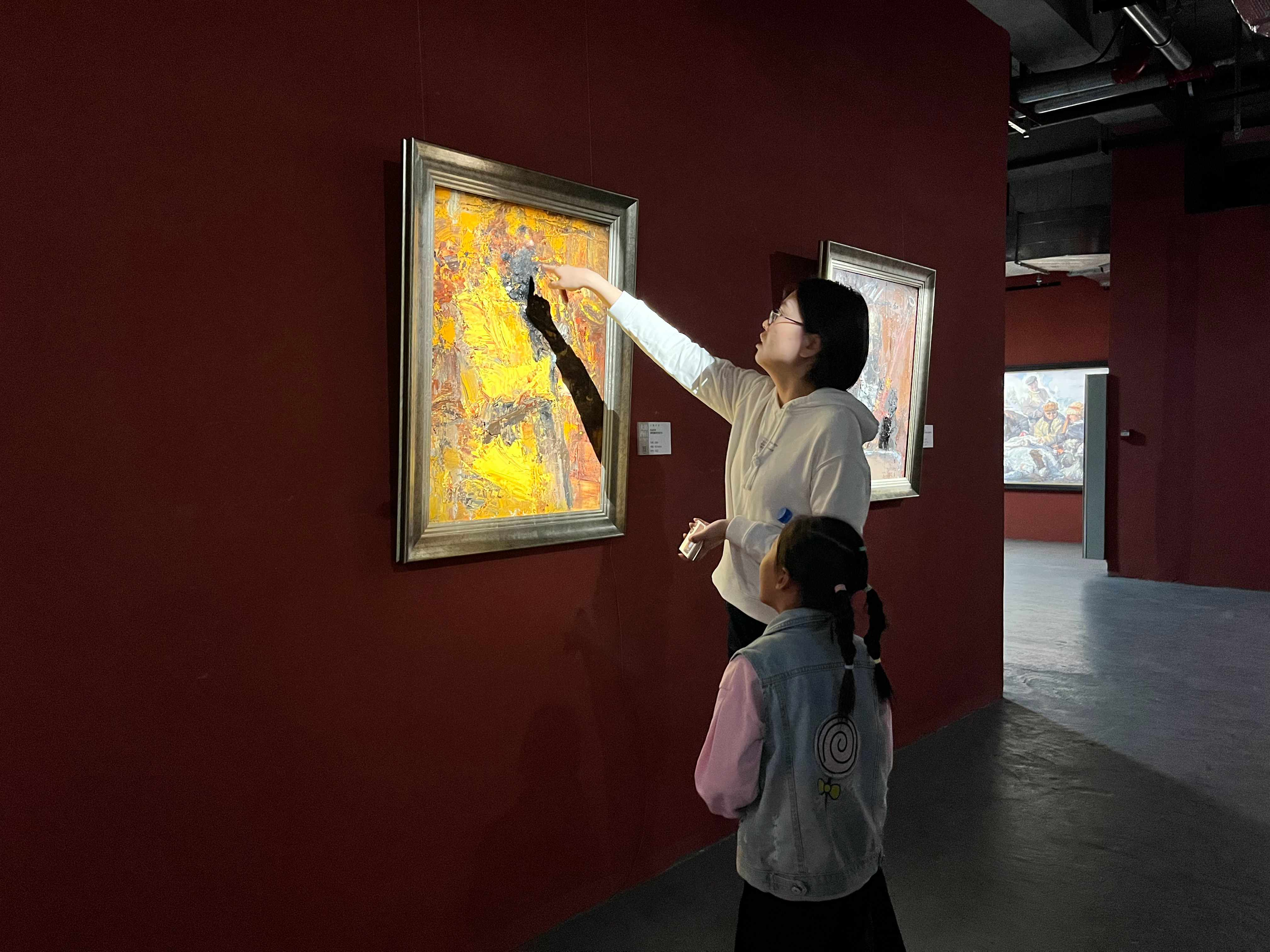 市民正在看大路西行——第三届中国油画作品展