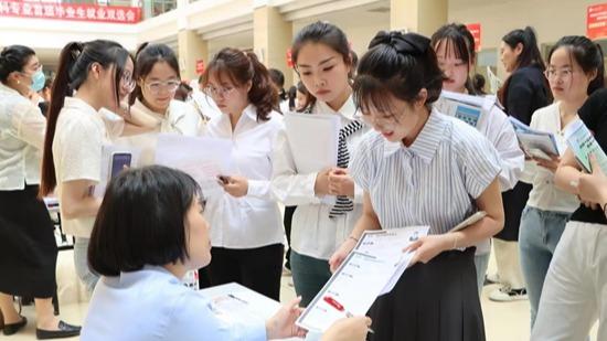 我国首届养老专业本科生迎来毕业季 年轻人大展拳脚