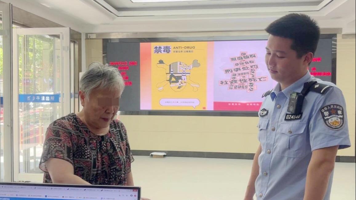 武汉民警揭穿骗局 劝醒配合“网上调查”老人