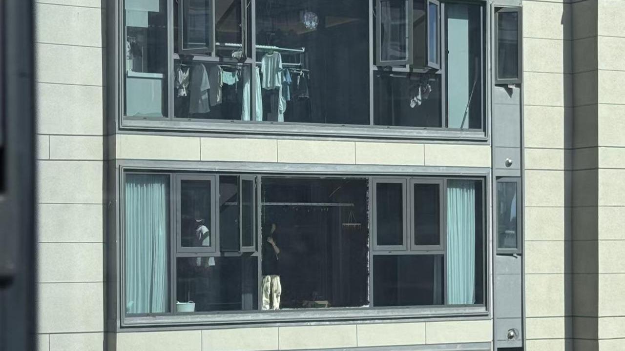 高温持续阳台玻璃被热炸？家里的玻璃要不要贴防爆膜_新闻频道_央视网(cctv.com)