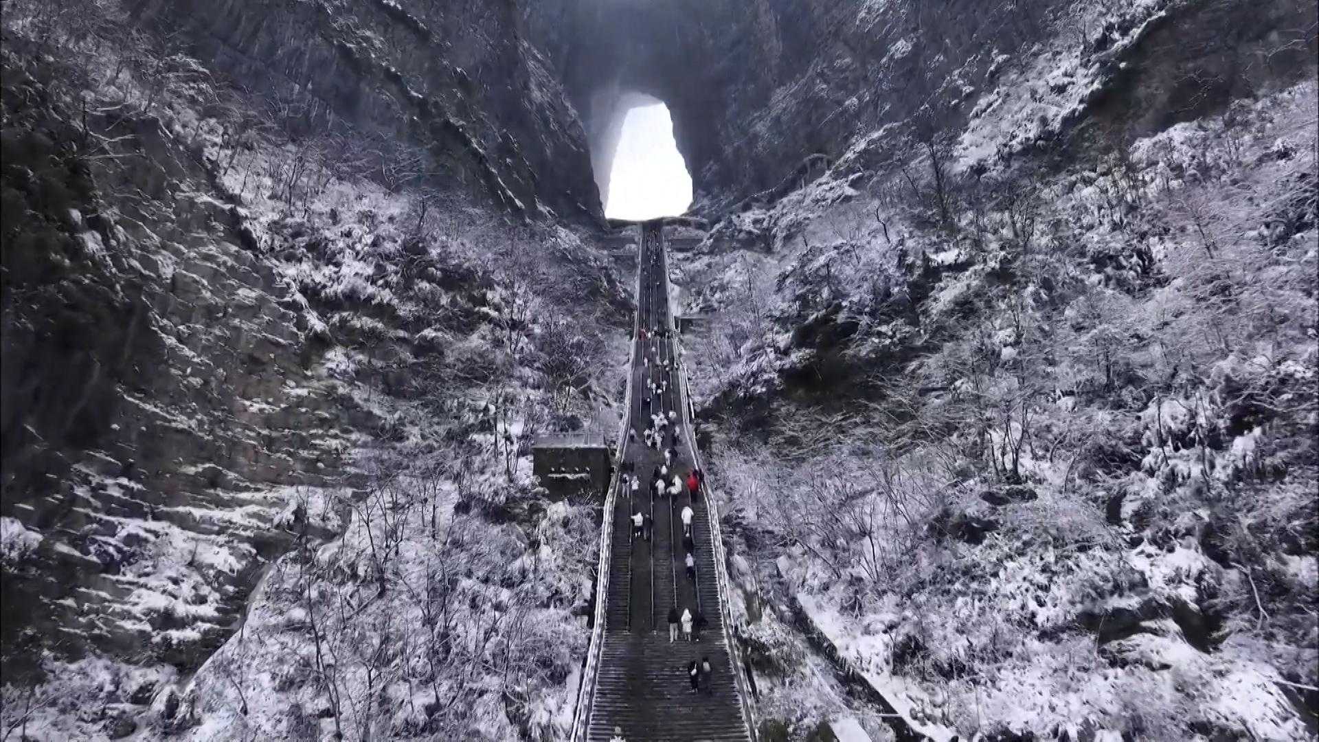 Snowy wonderland: Tianmen Mountain wrapped in frost and clouds